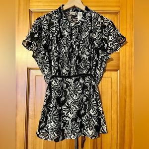 💥 3 for $20💥 Black and white blouse